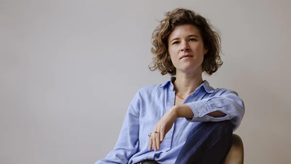 Auteur Daan Borrel, zittend op een stoel