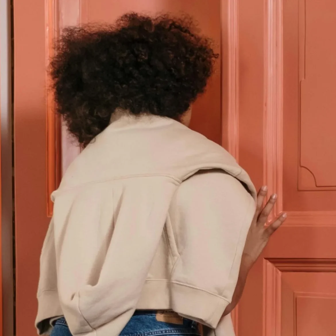 Huisgenoot gaat kamer binnen