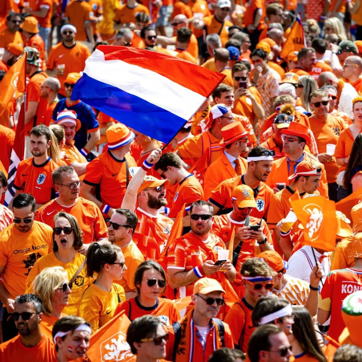 Oranje supporters in Berlijn voor de EK wedstrijd van Nederland tegen Oostenrijk