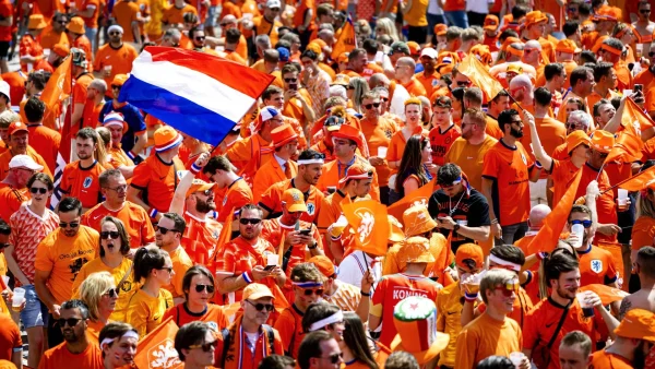 Oranje supporters in Berlijn voor de EK wedstrijd van Nederland tegen Oostenrijk