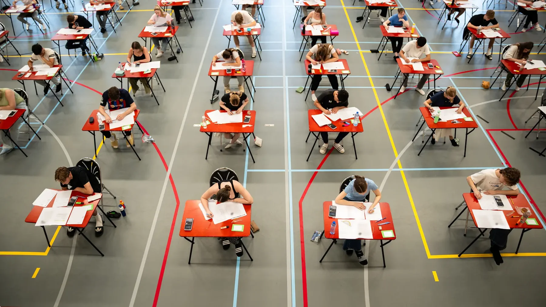 Studenten doen herexamens
