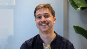 Thumbnail voor Tjeerd is vroedman: 'Ik moet extra hard werken om het vertrouwen van vrouwen te winnen'