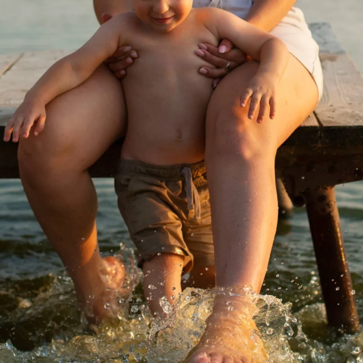 Moeder en kind samen in open water