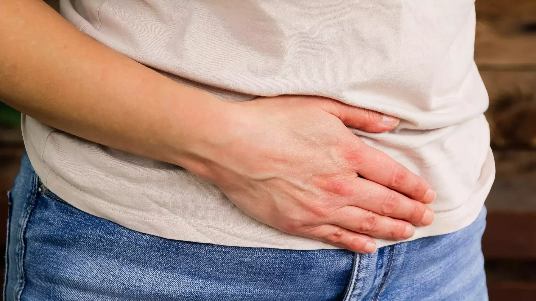 Vrouw houdt haar hand op haar buik | abortus