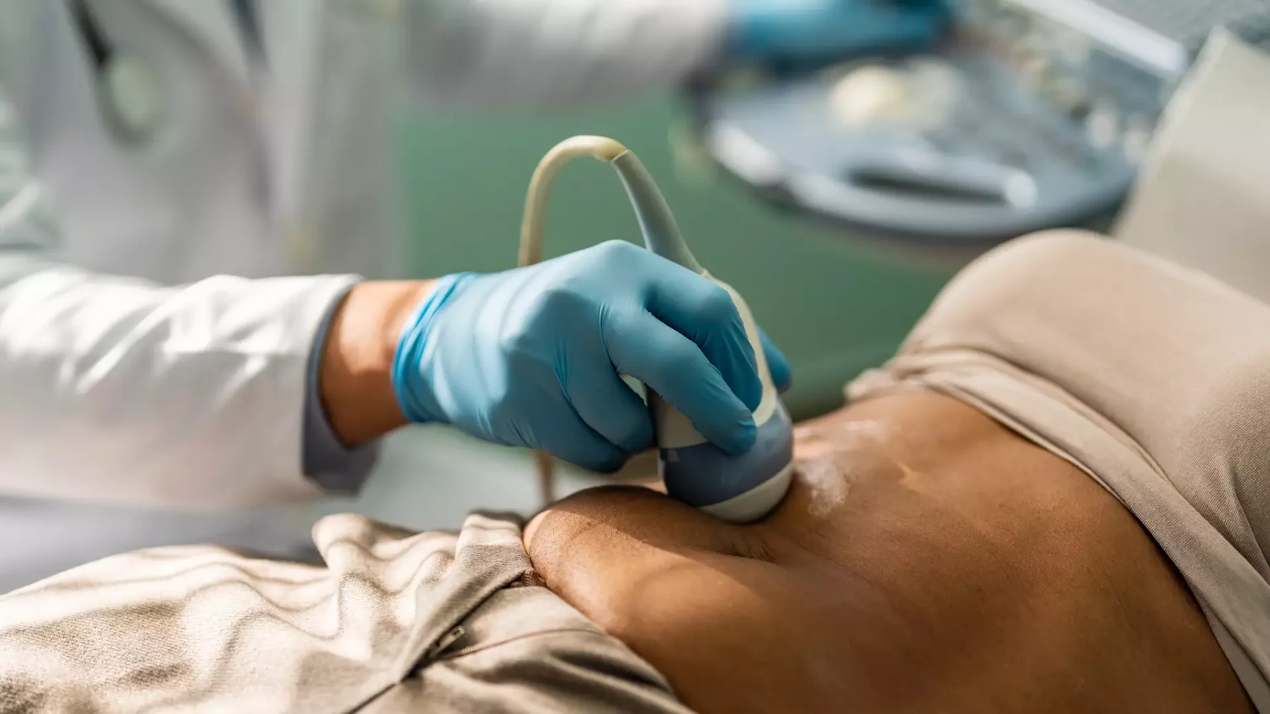 Vrouw ligt op behandelbank en krijgt een echo | abortus