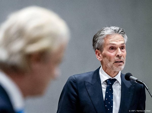 Premier Dick Schoof: 'Bewindslieden moeten niet twitteren tijdens debatten'