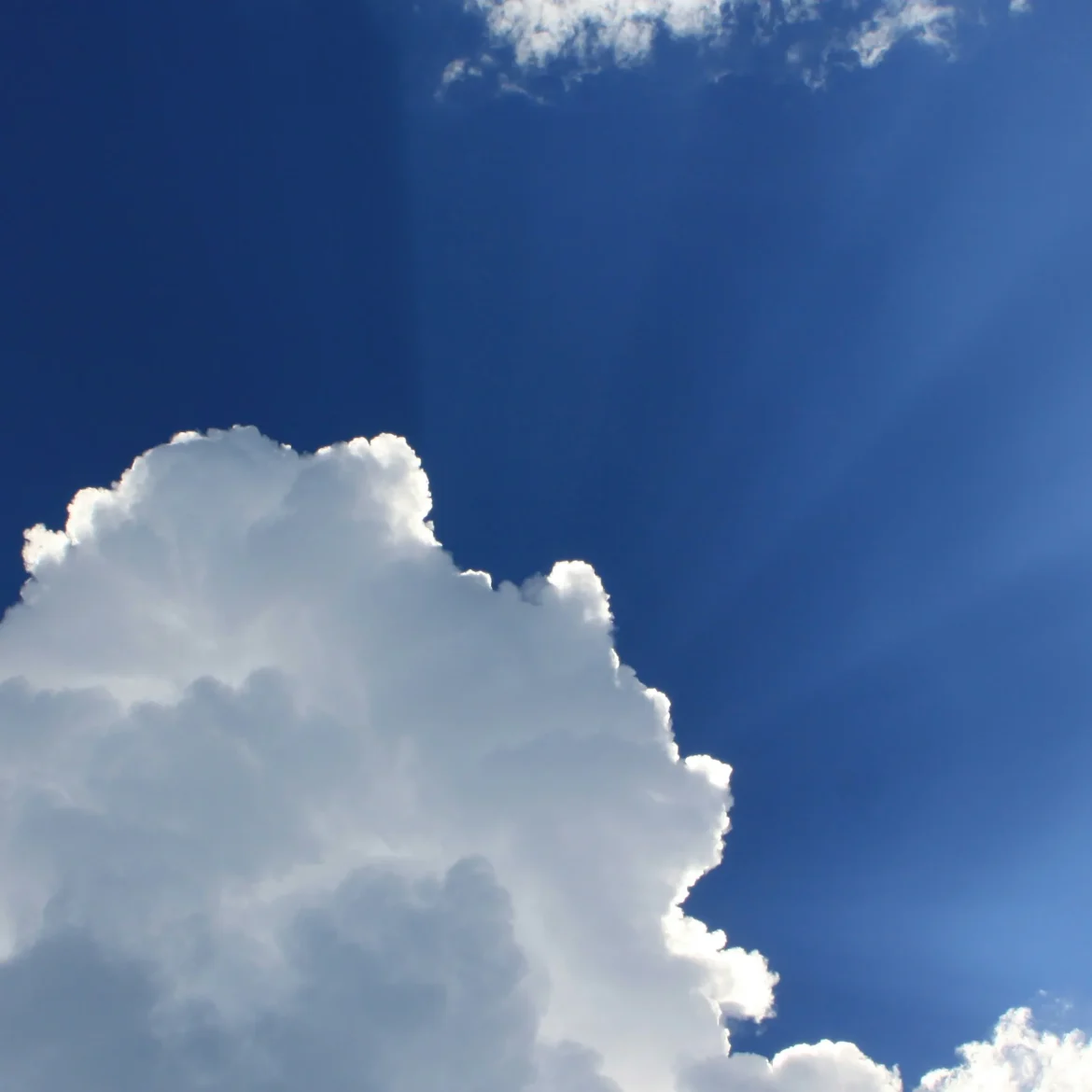 Blauwe lucht met zon achter wolken | weersvoorspelling weekend