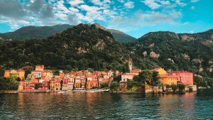 Thumbnail voor Na Barcelona is ook het Comomeer slachtoffer van overtoerisme: 'Ik kan het graf van mijn moeder niet meer bezoeken'