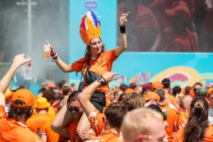 Thumbnail voor Last van een kater na Oranje-wedstrijd: ziek melden op werk kan, maar of het handig is?