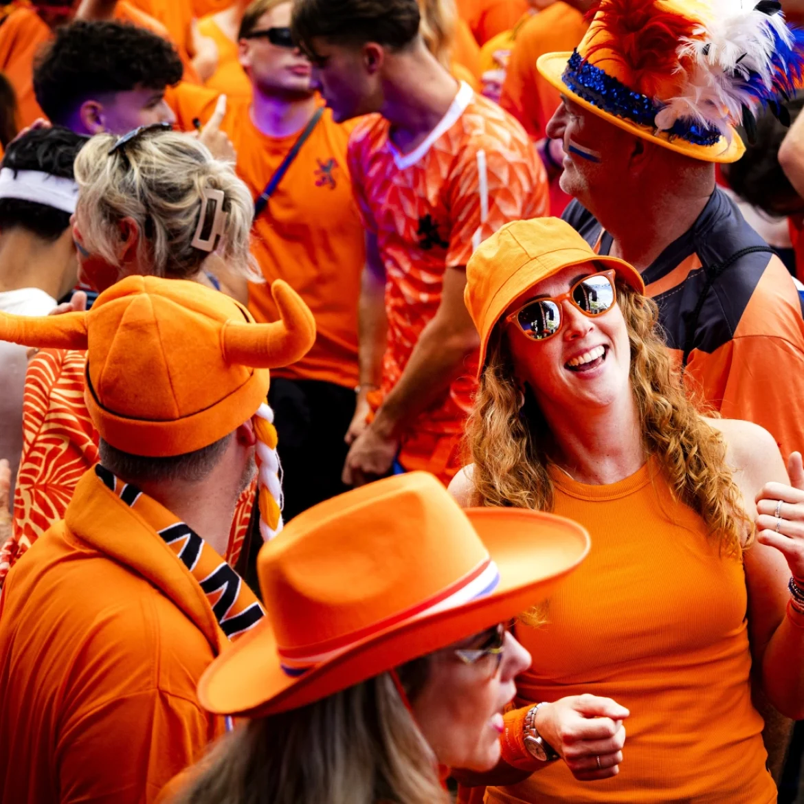 Oranjefans gaan weer los en zijn inmiddels wereldberoemd: 'Het is een soort carnaval, maar dan in oranje'