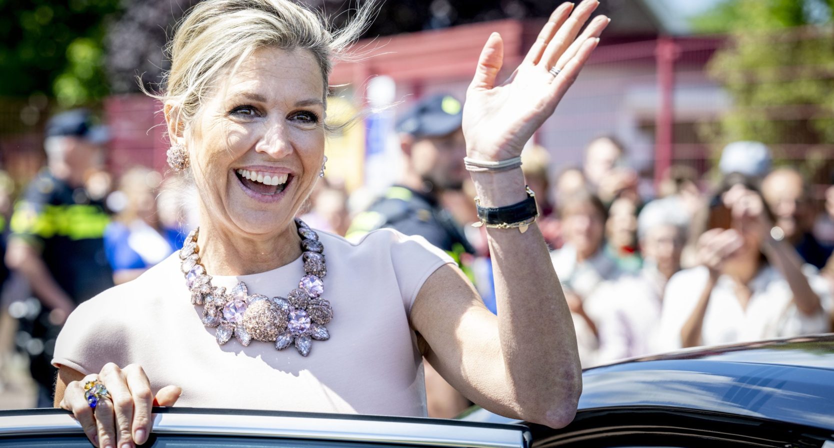 Koningin Máxima brengt een bezoek aan het dorp Zevenbergschen Hoek