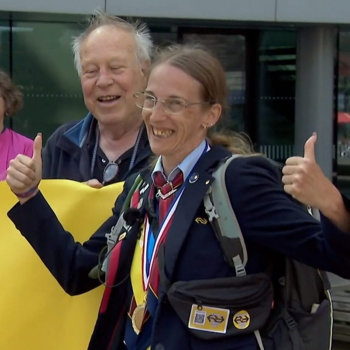 Priscilla van Barlingen komt aan bij Den Haag Centraal na haar wandeltocht tegen geweld