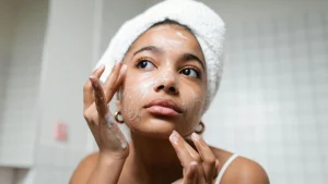 Thumbnail voor Voor bij de gezamenlijke wasbak: met deze korte skincare-routine overleef je de festivalcamping