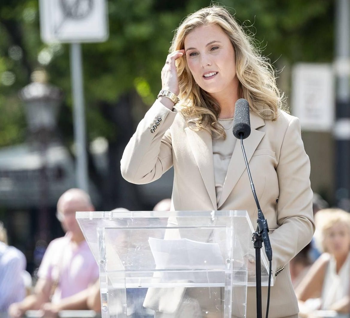 dochter peter r. de vries vertelt over monument