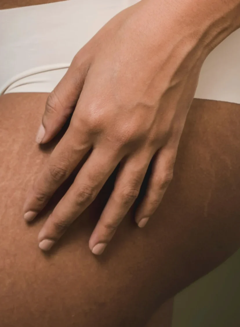 Vrouw in onderbroek voor testen chlamydia