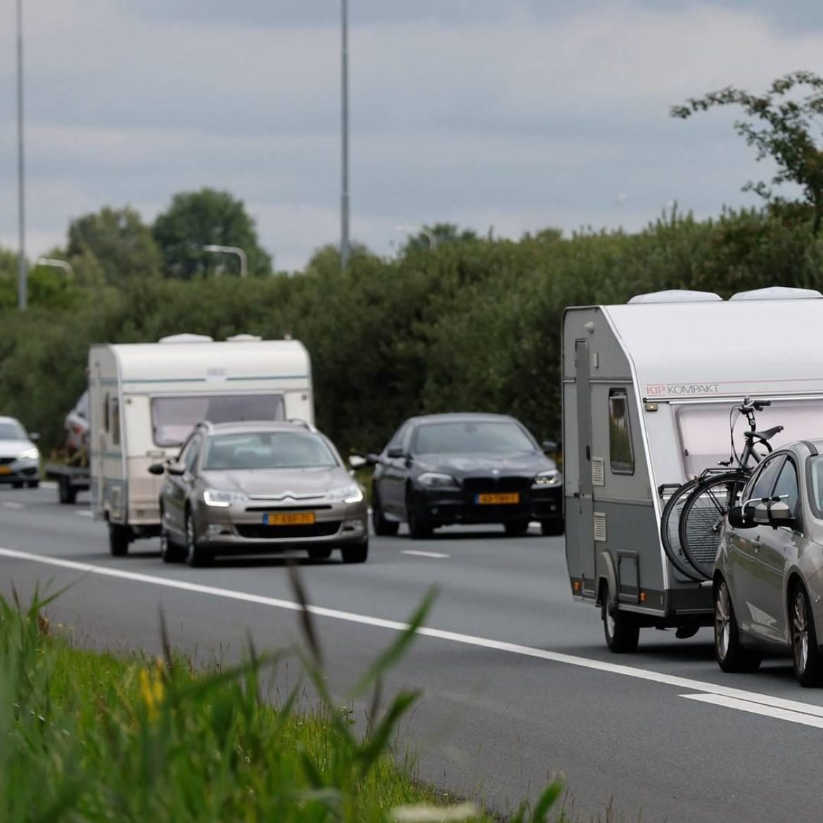 Vakantiedrukte op de weg