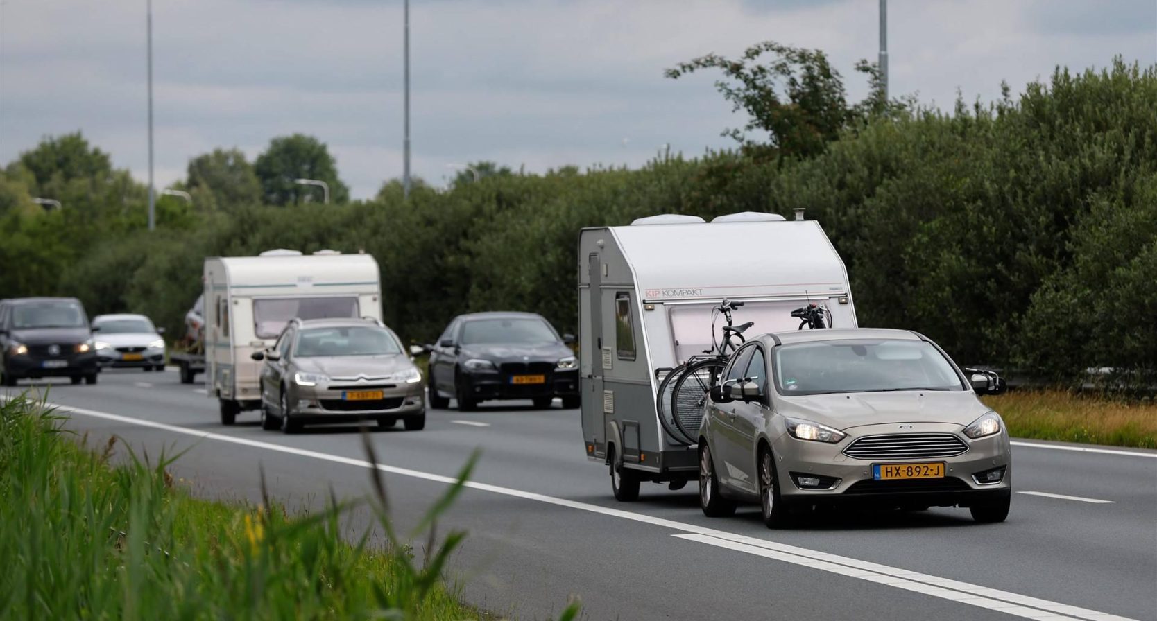 Vakantiedrukte op de weg
