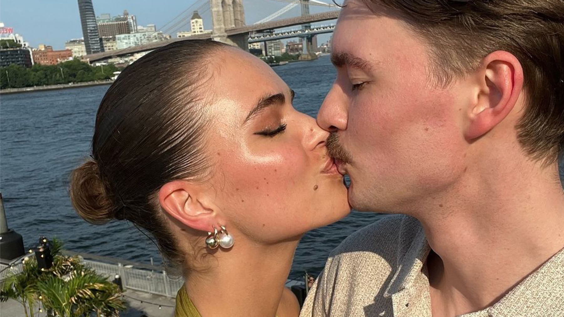 Bram Krikke gaat op één knie voor zijn Robin en: 'She said yes'