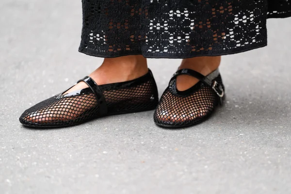 vrouw draagt mesh ballerina