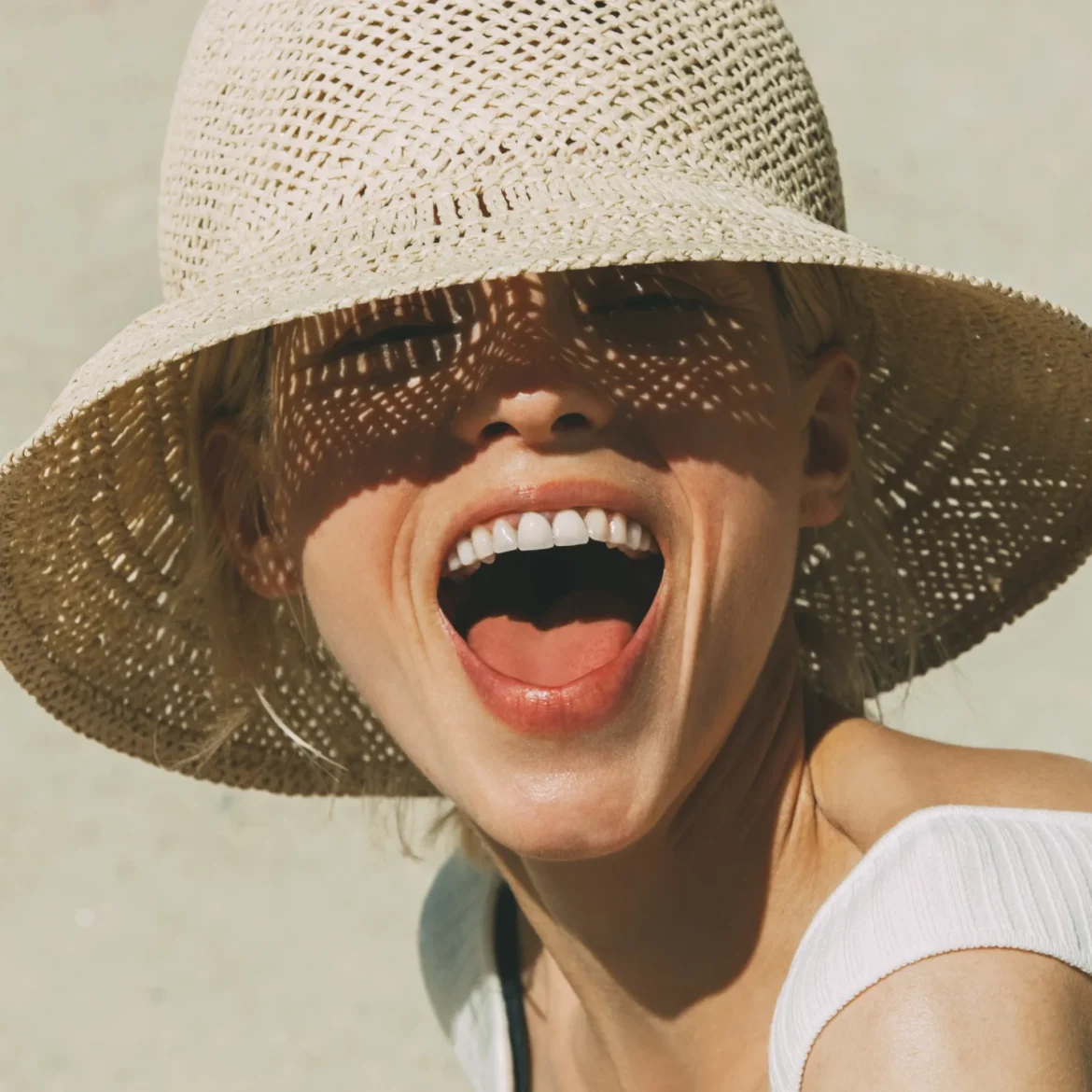 Vrouw op strand met getinte moisturizer