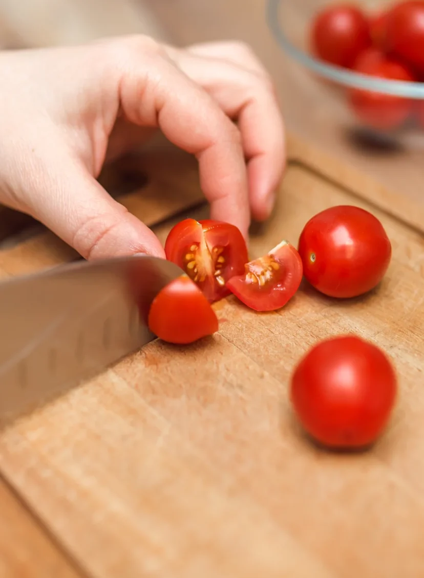 Cherrytomaat wordt in vier stukken gesneden voor verstikkingsgevaar