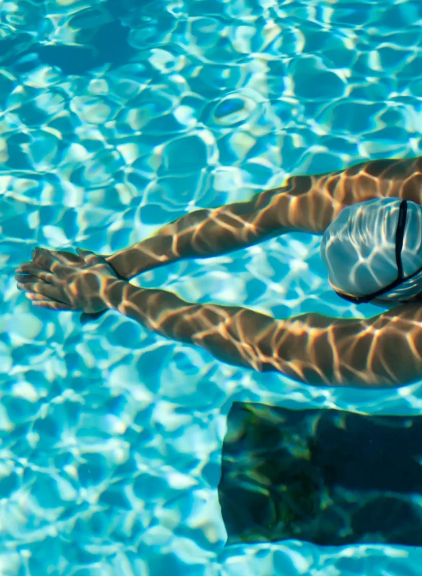 badmeester in kleurrijke zwembroek op Olympische Spelen
