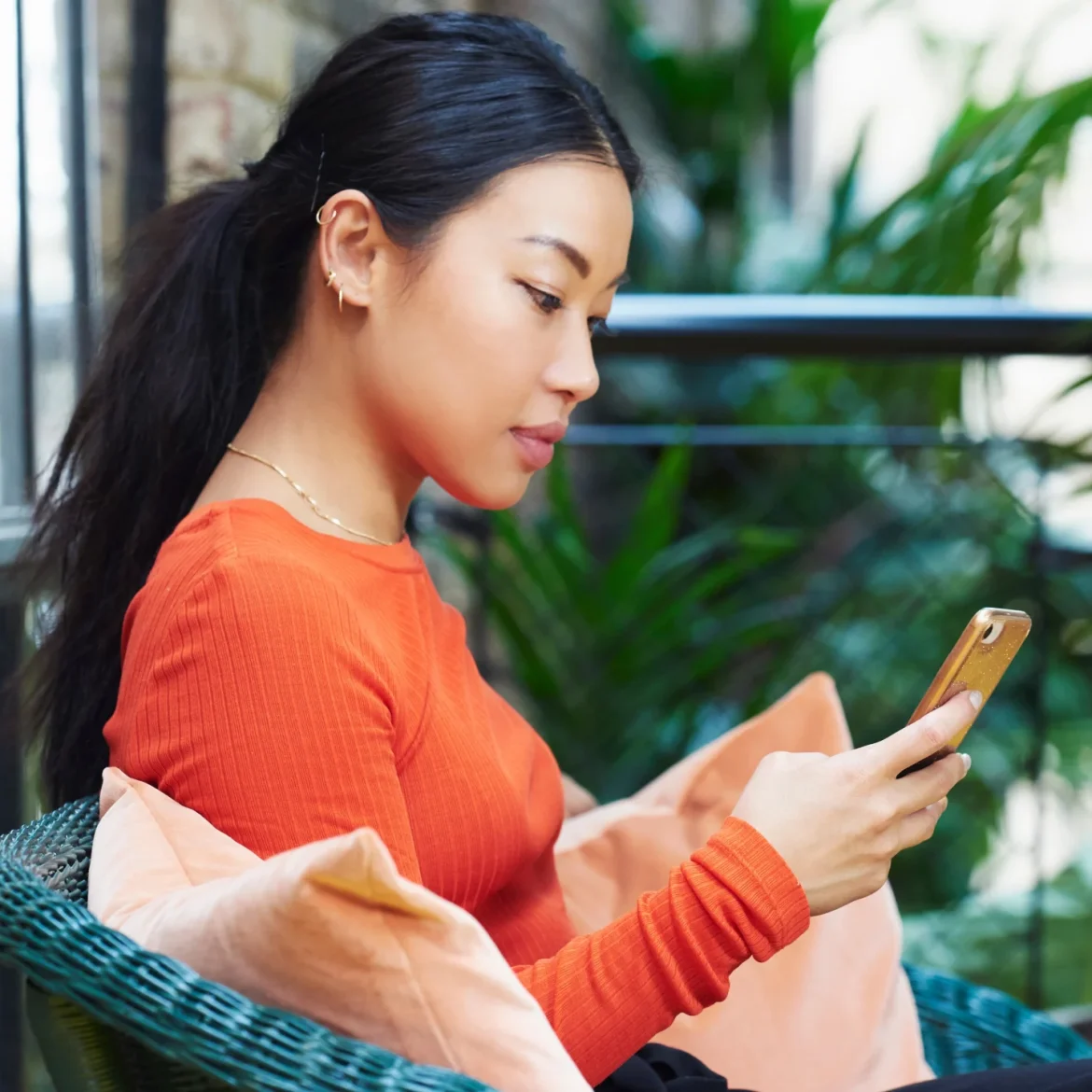 Vrouw kijkt op telefoon