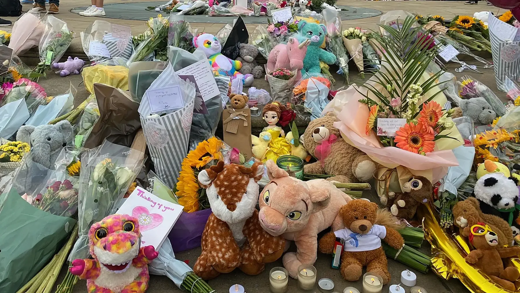 Bloemen en knuffeldieren voor de slachtoffers van de steekpartij in Southport