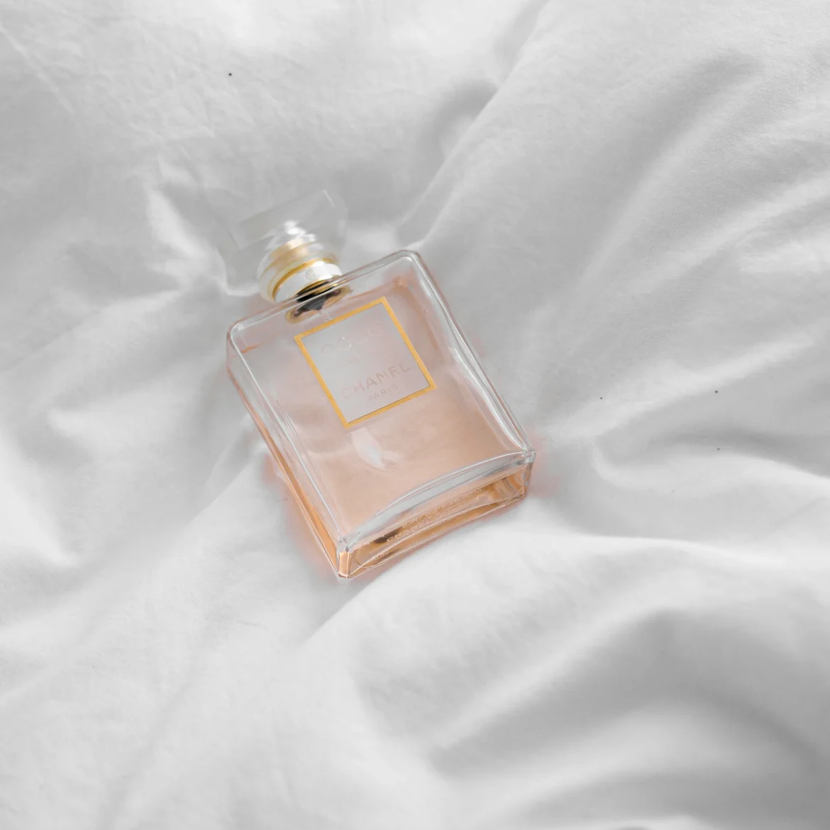 Fles parfum op bed
