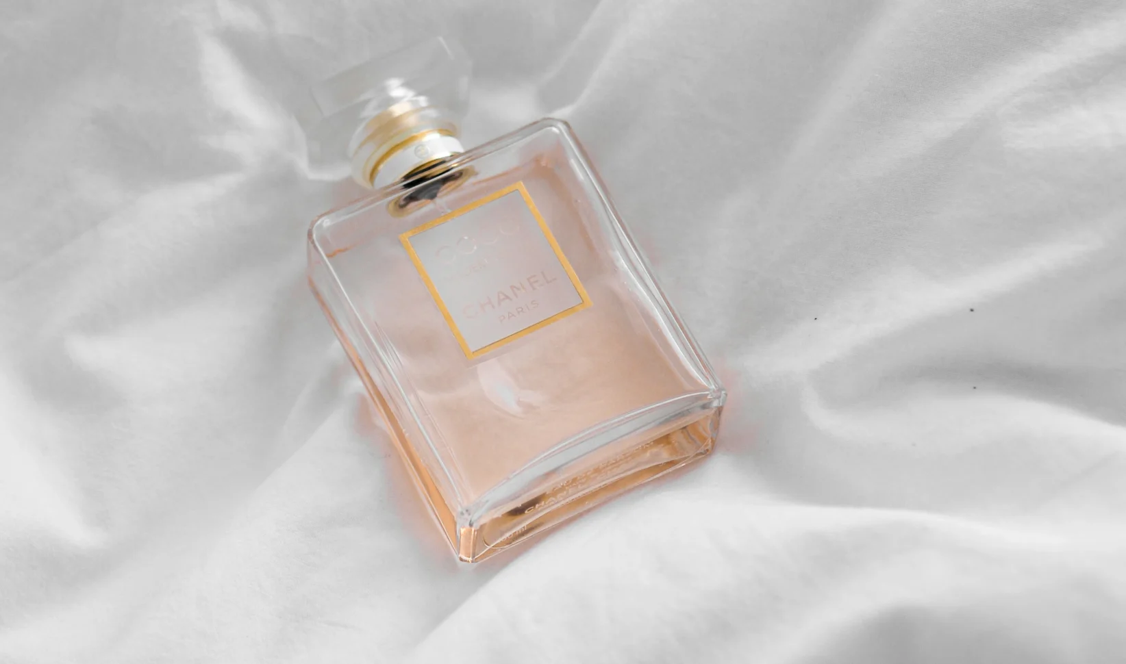 Fles parfum op bed