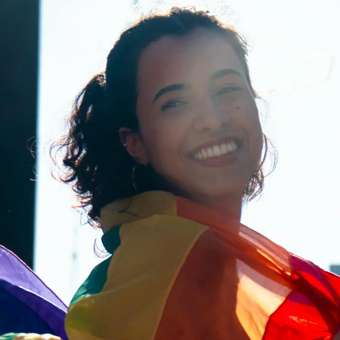 Vrouw met een regenboogvlag