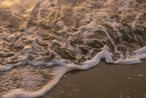 Thumbnail voor Meerdere gewonden door blikseminslag op drukbezocht strand in Italië