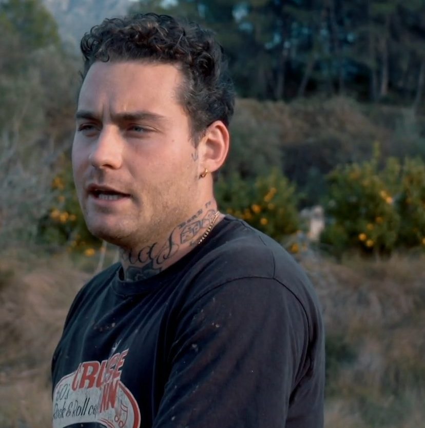 In 'het jaar van Douwe Bob' begraaft de zanger de as van zijn vader