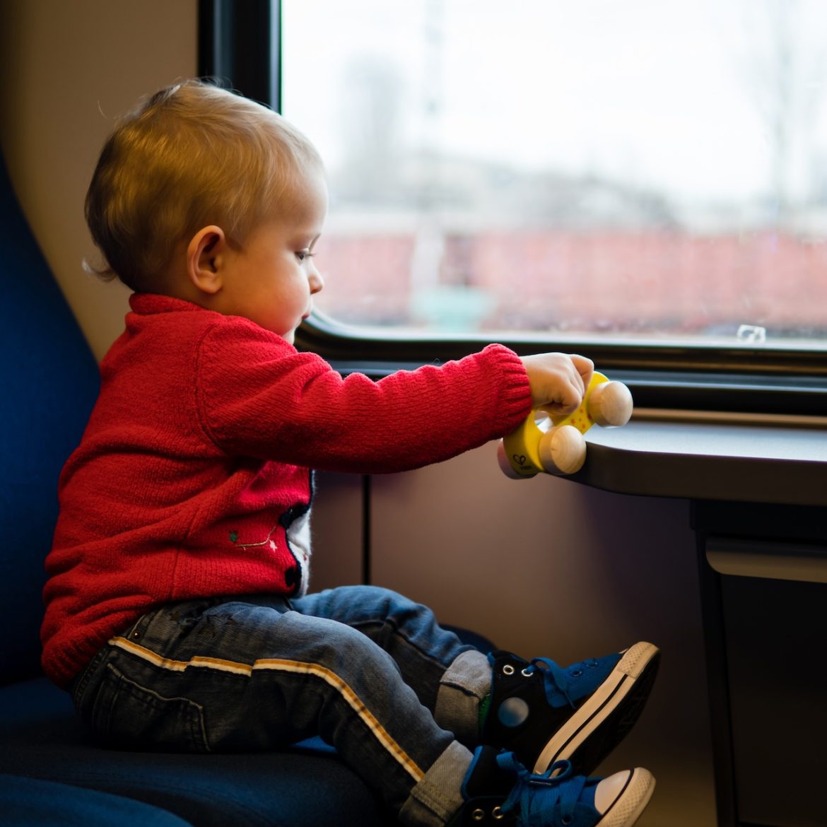 peuter in trein