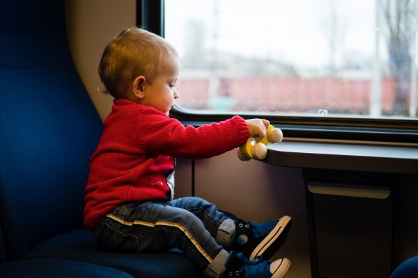 peuter in trein