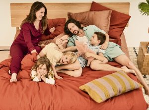 Thumbnail voor Het hele gezin in één bed: 'Waarom mag ik naast mijn man liggen en moet ons kind per se alleen?'