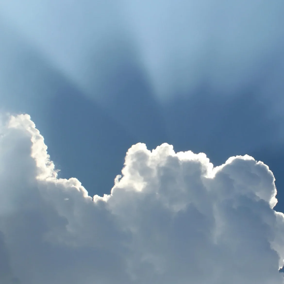 zon achter wolken