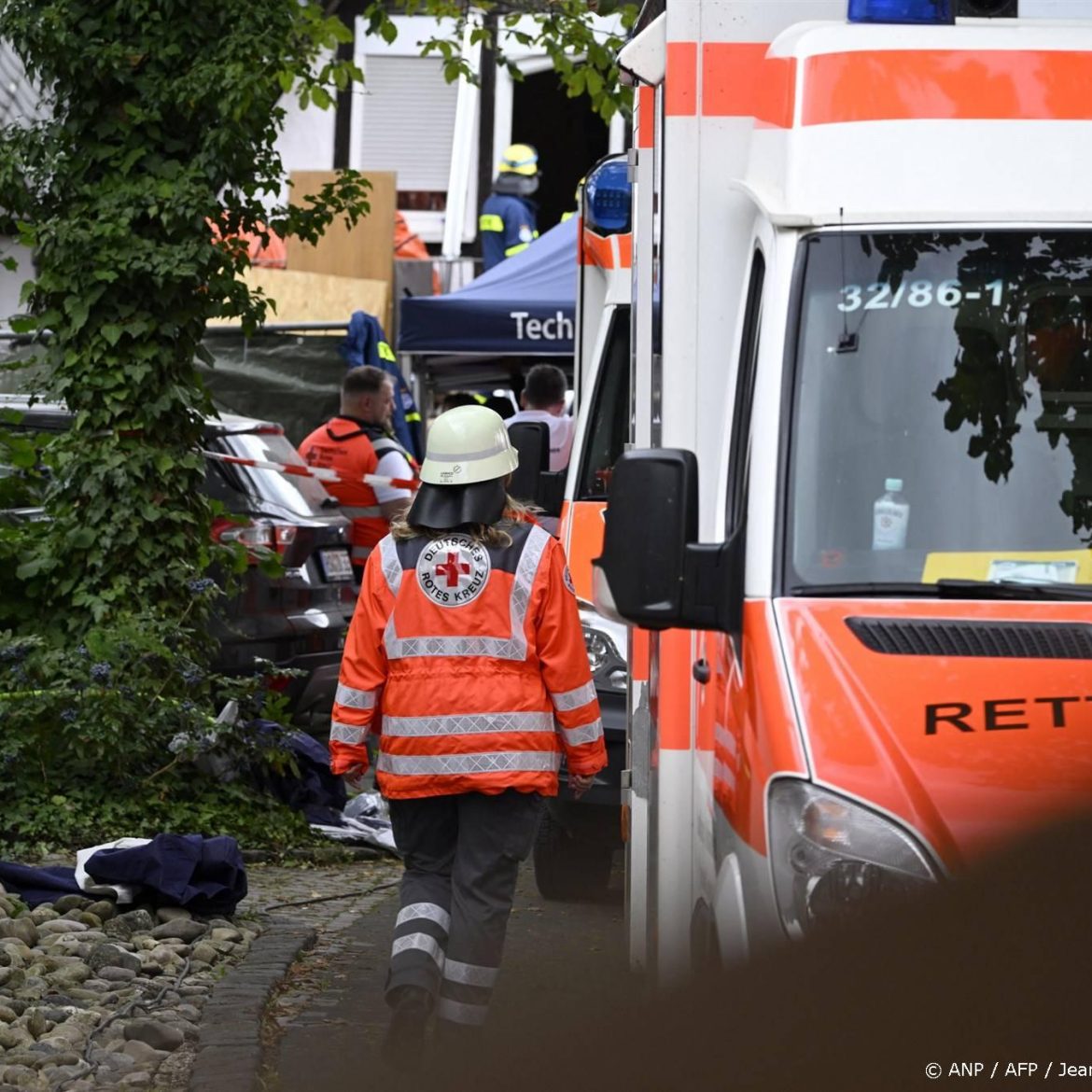 Man die door ingestort hotel gewond raakte terug in Nederland: 'Artsen vol goede moed, wij dus ook'