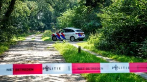 politie afzetlint | kinderen vinden dode man in bos