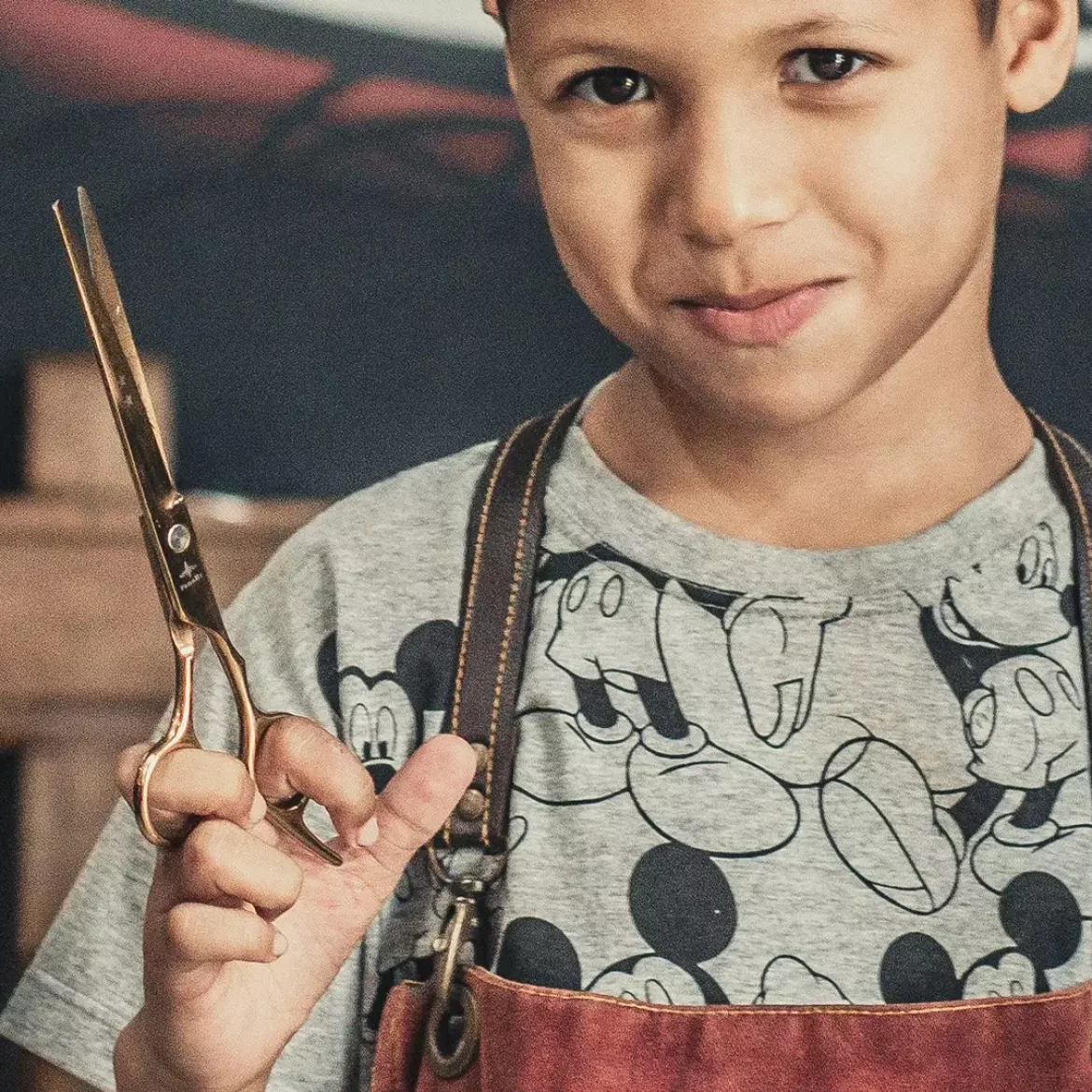 kind met schaar in de hand, zodat hij haar kan knippen