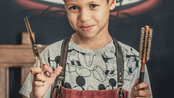 kind met schaar in de hand, zodat hij haar kan knippen