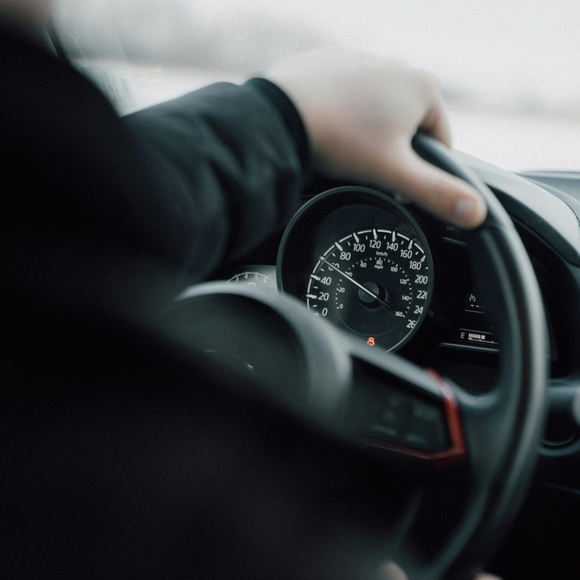 hand op stuur auto