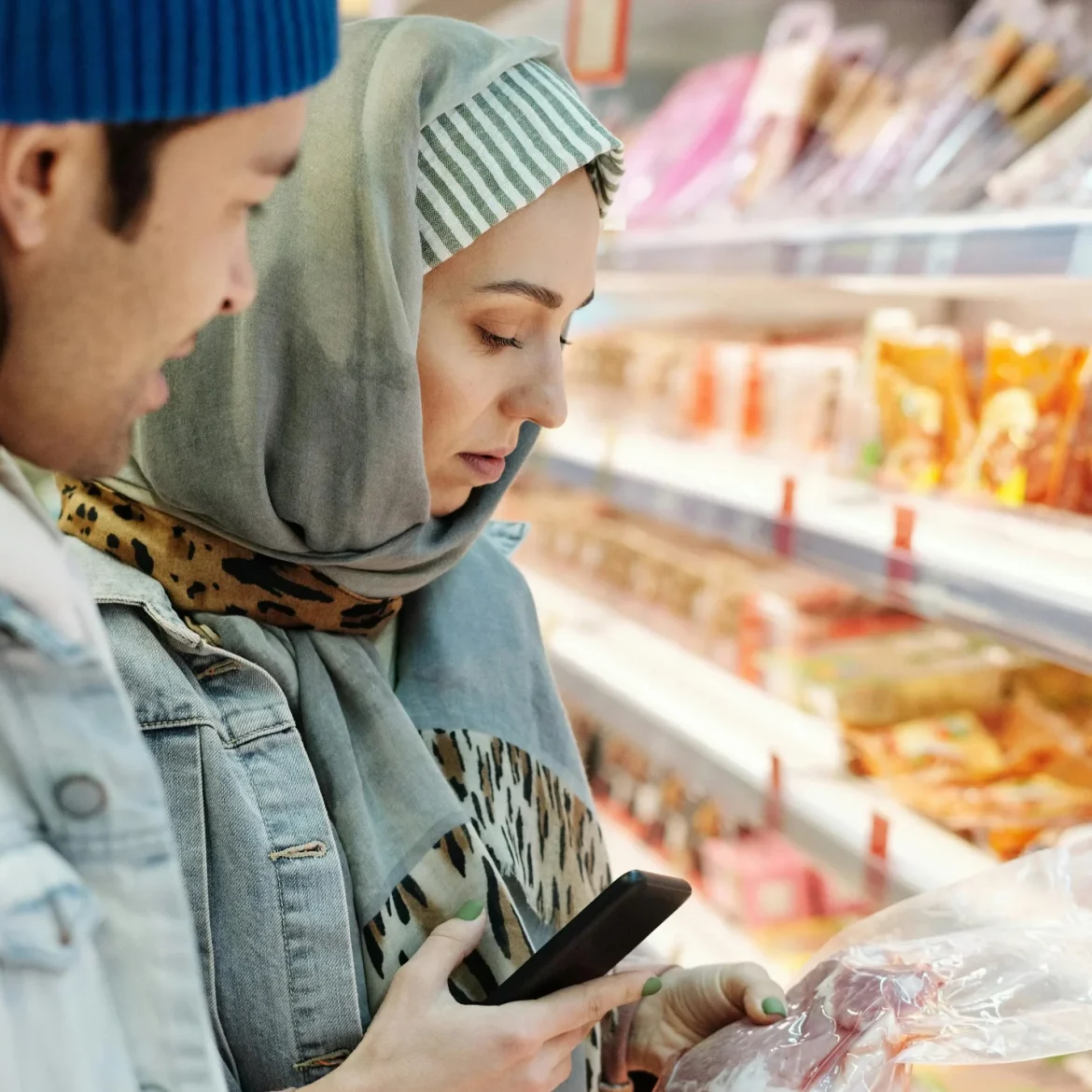 mensen kijken in de supermarkt naar vlees greenpeace