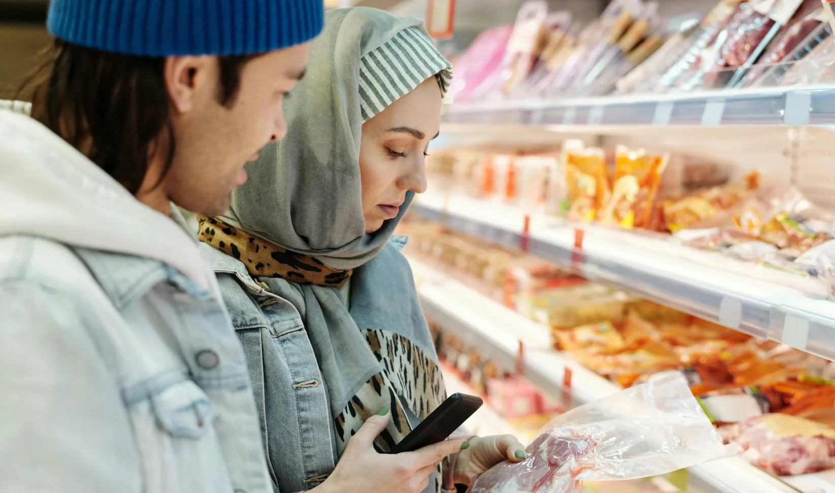 mensen kijken in de supermarkt naar vlees greenpeace