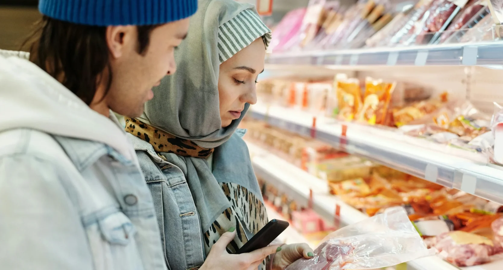 mensen kijken in de supermarkt naar vlees greenpeace