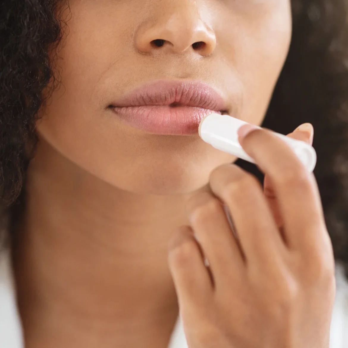 vrouw gebruikt lippenbalsem