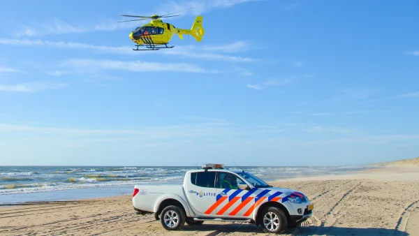 Hulpdiensten op strand Scheveningen