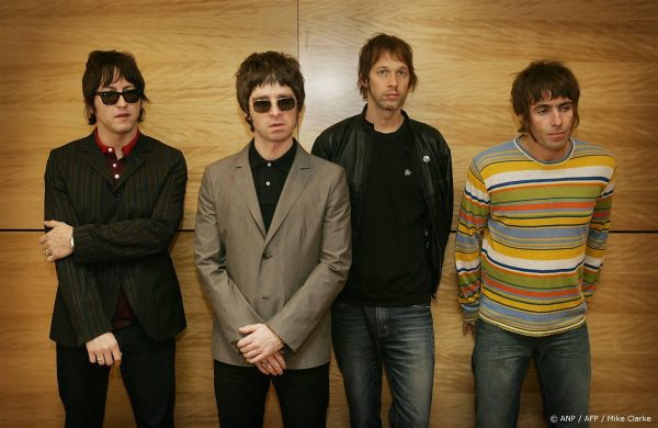 Oasis heeft geheim wapen om ruzie tijdens tour te voorkomen: '81-jarige moeder reist mee'