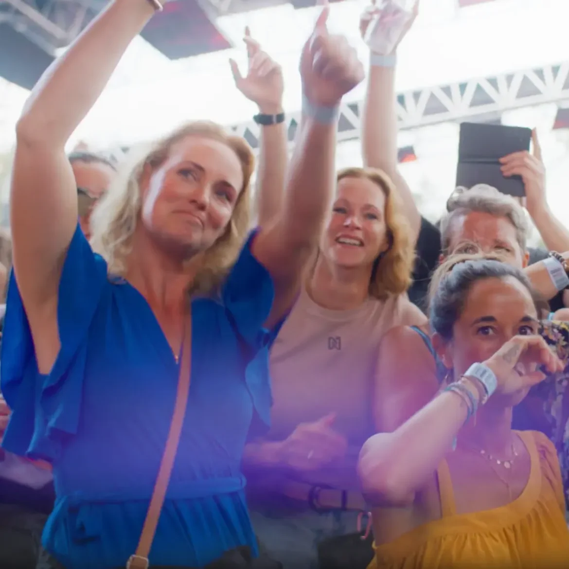 Patricia (blauw) met vriendinnen en as van Aukje