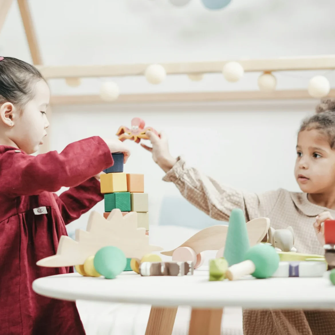 twee kinderen spelen op de kinderopvang